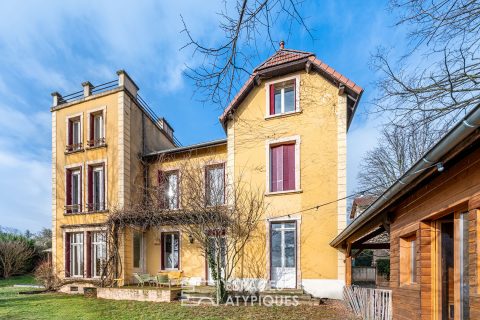 Quiet bourgeois house with open view