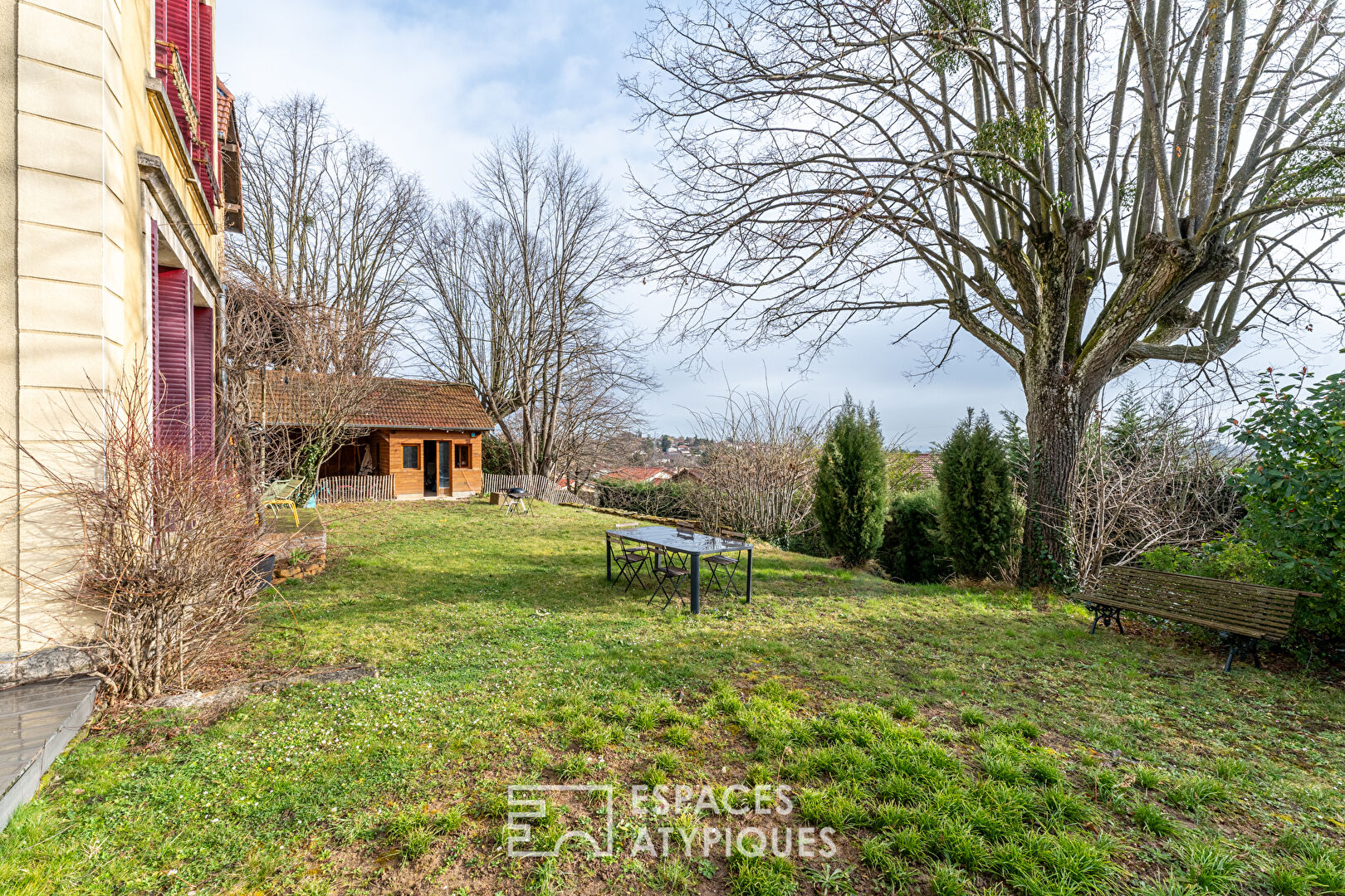 Quiet bourgeois house with open view