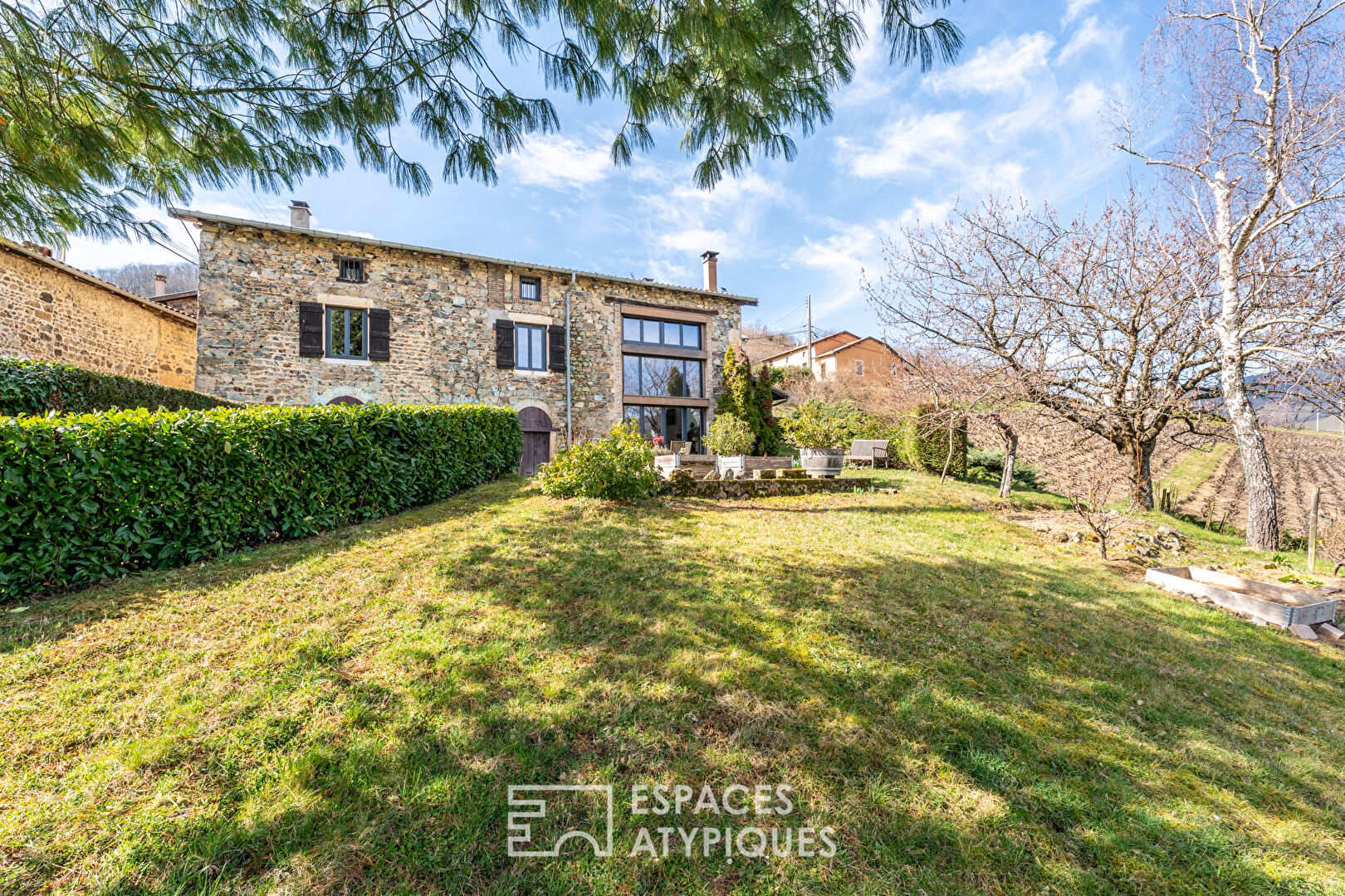 Maison en pierre avec vue dégagée dans un cadre bucolique