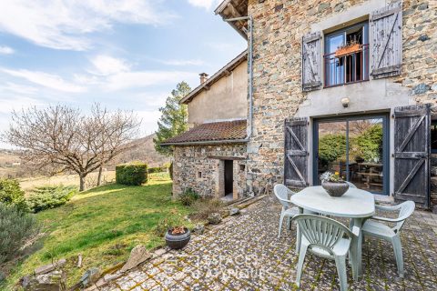 Maison en pierre avec vue dégagée dans un cadre bucolique