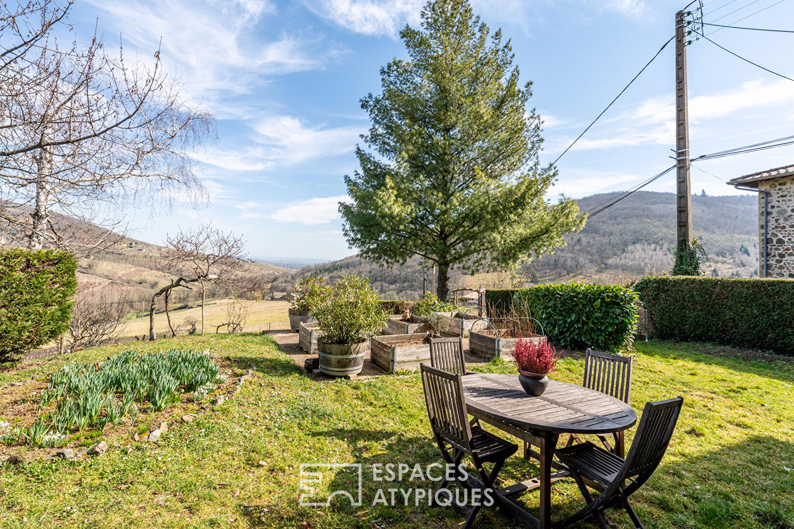 Maison en pierre avec vue dégagée dans un cadre bucolique