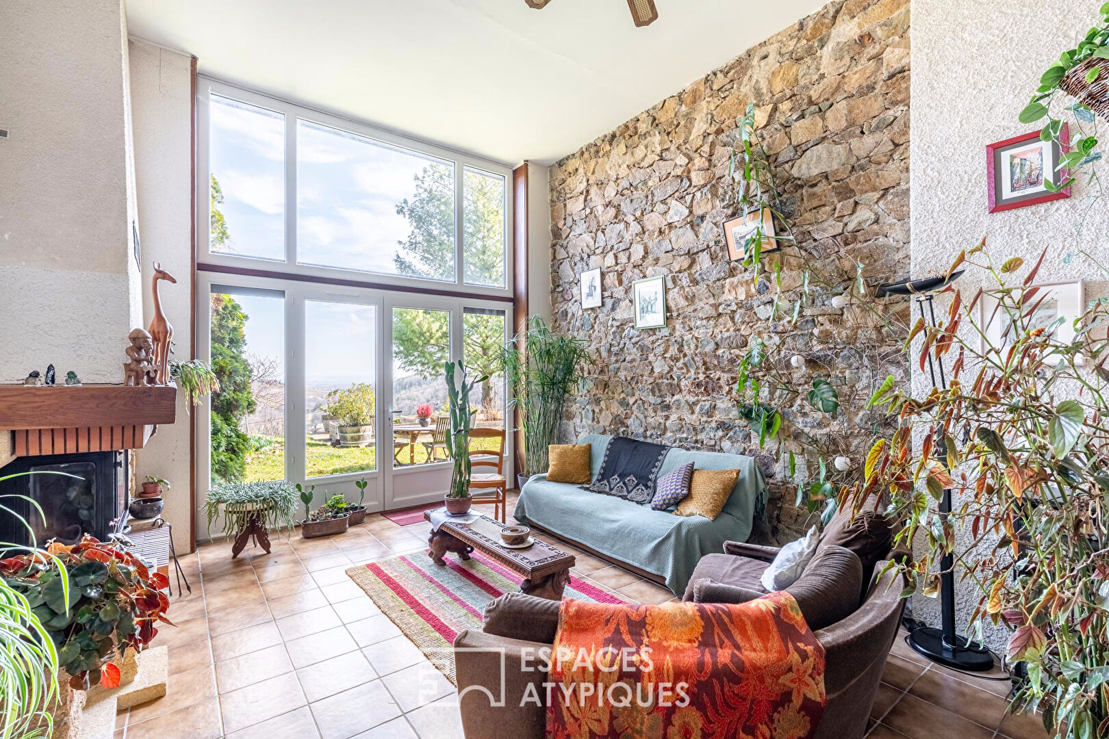 Maison en pierre avec vue dégagée dans un cadre bucolique