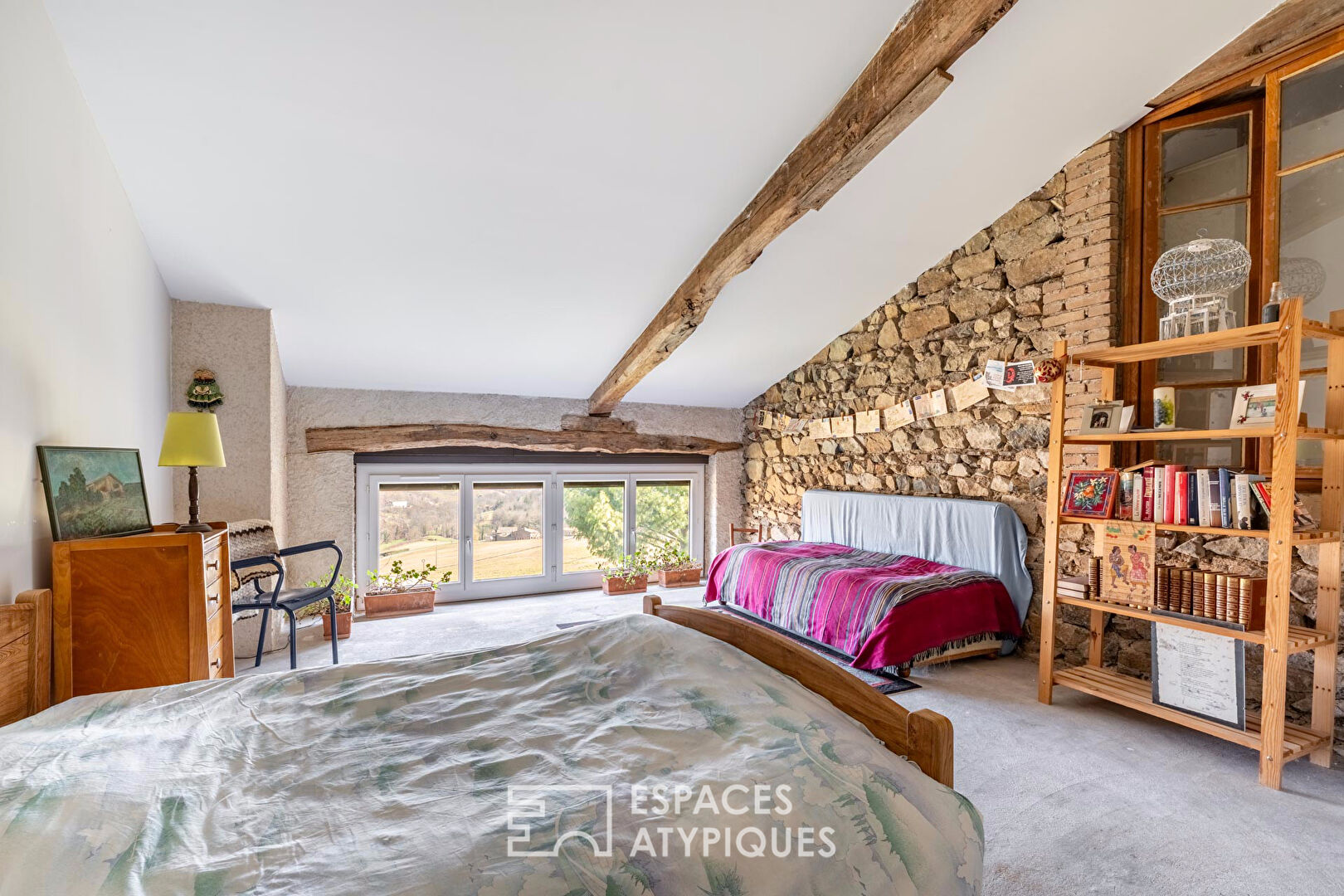 Maison en pierre avec vue dégagée dans un cadre bucolique