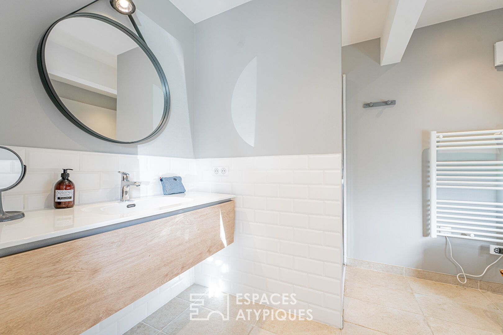 Renovated townhouse with swimming pool and commercial premises in the hyper center.