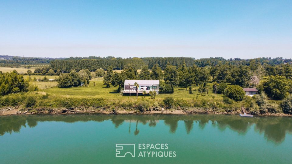 Maison en bois sur pilotis face aux Gaves réunis