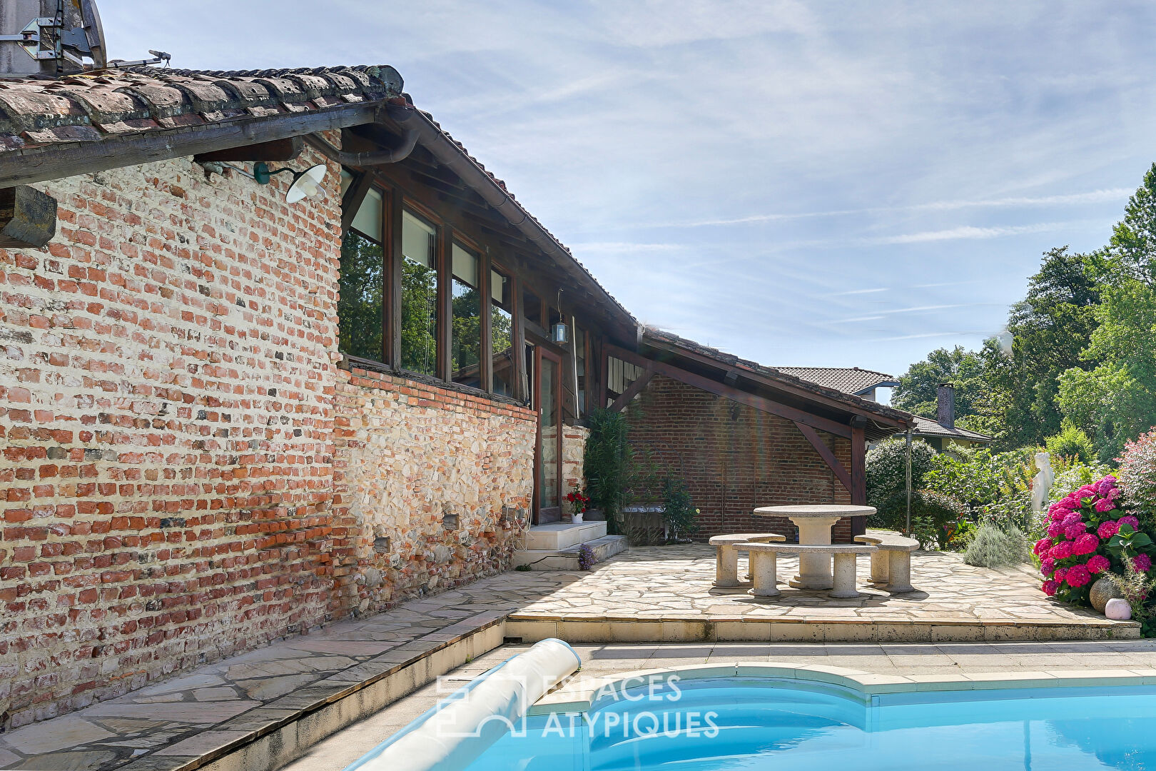 Authentique étable à l’orée du bois, avec piscine