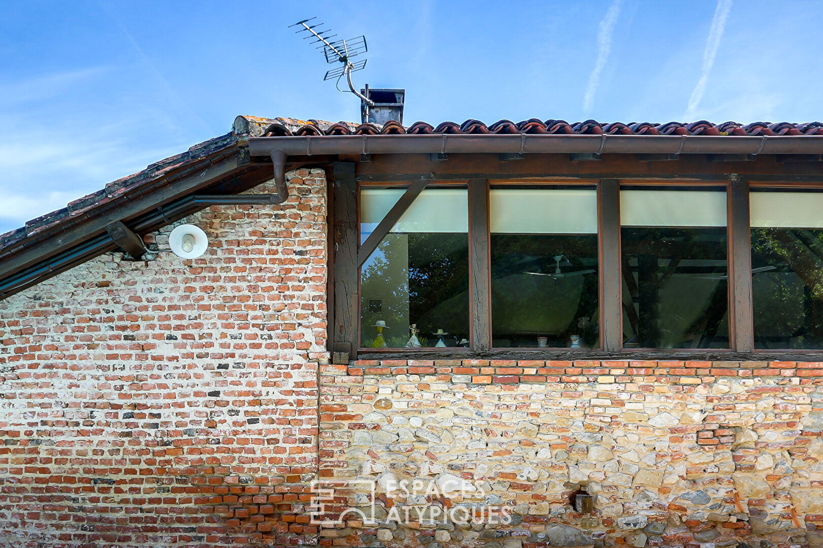 Authentique étable à l’orée du bois, avec piscine