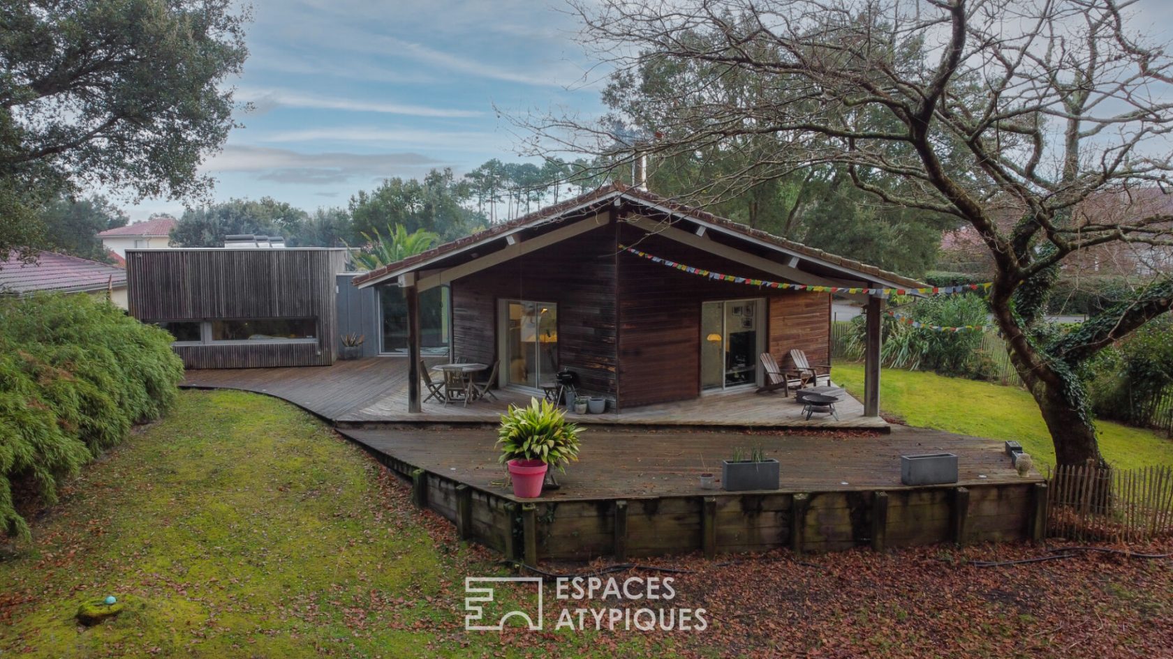 Architect-designed wooden villa 2 km from the beaches