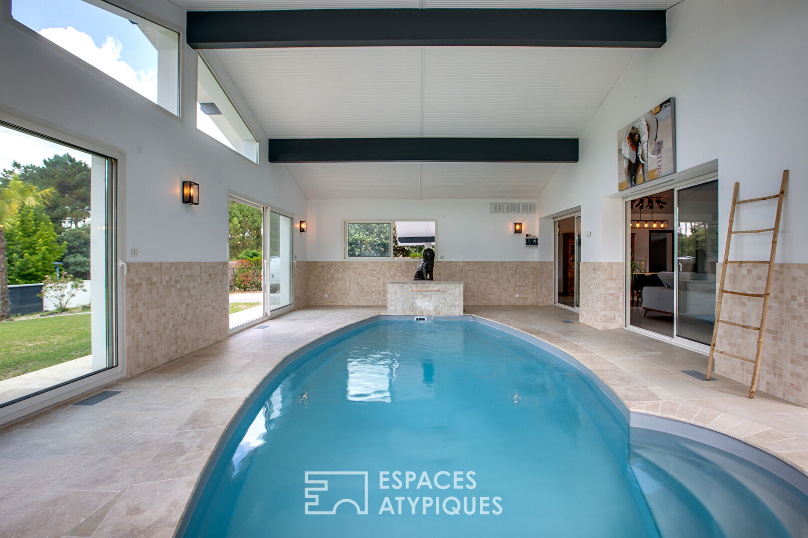 Maison d’architecte avec piscine intérieure