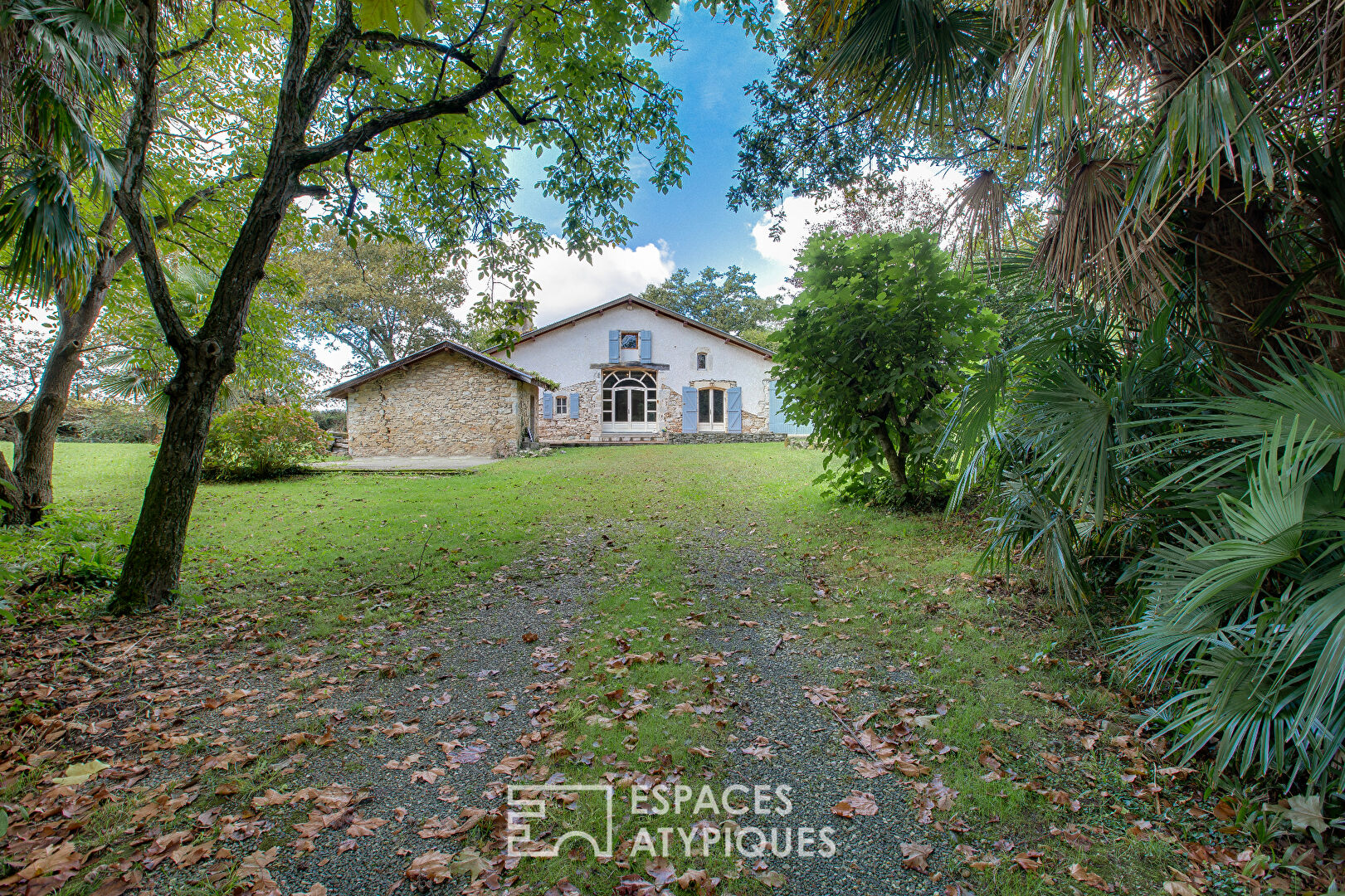 Landes house in a preserved setting with a view of the Pyrenees