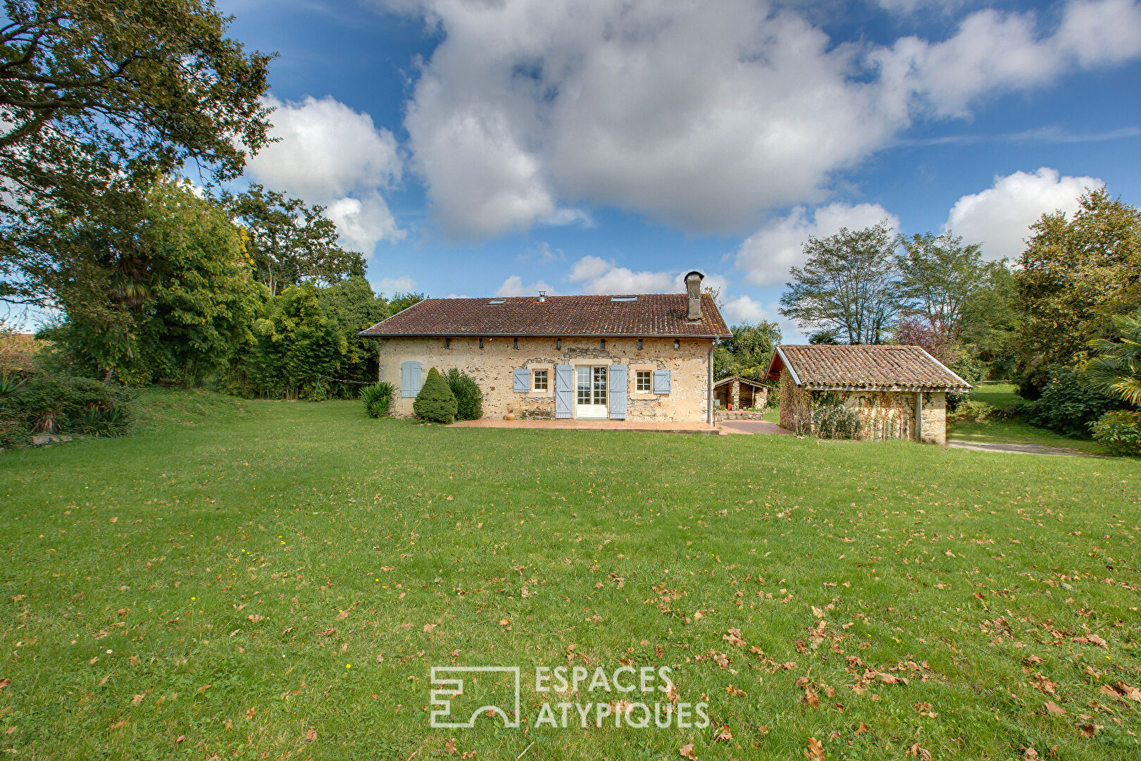 Landes house in a preserved setting with a view of the Pyrenees