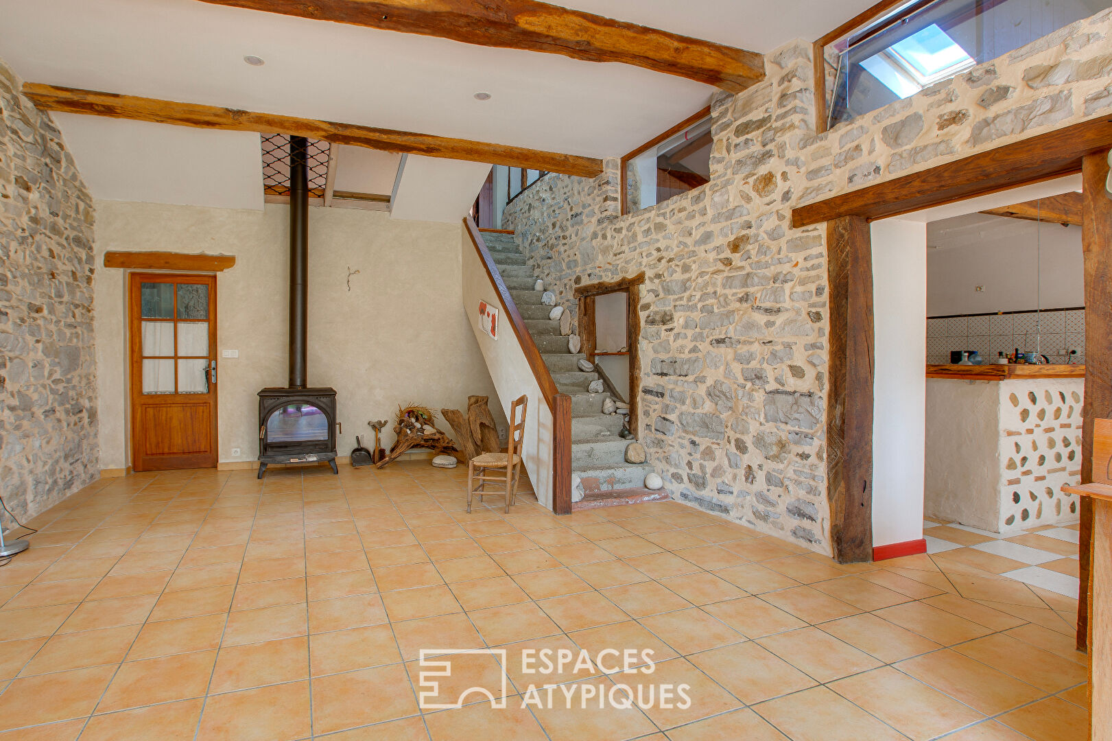 Landes house in a preserved setting with a view of the Pyrenees