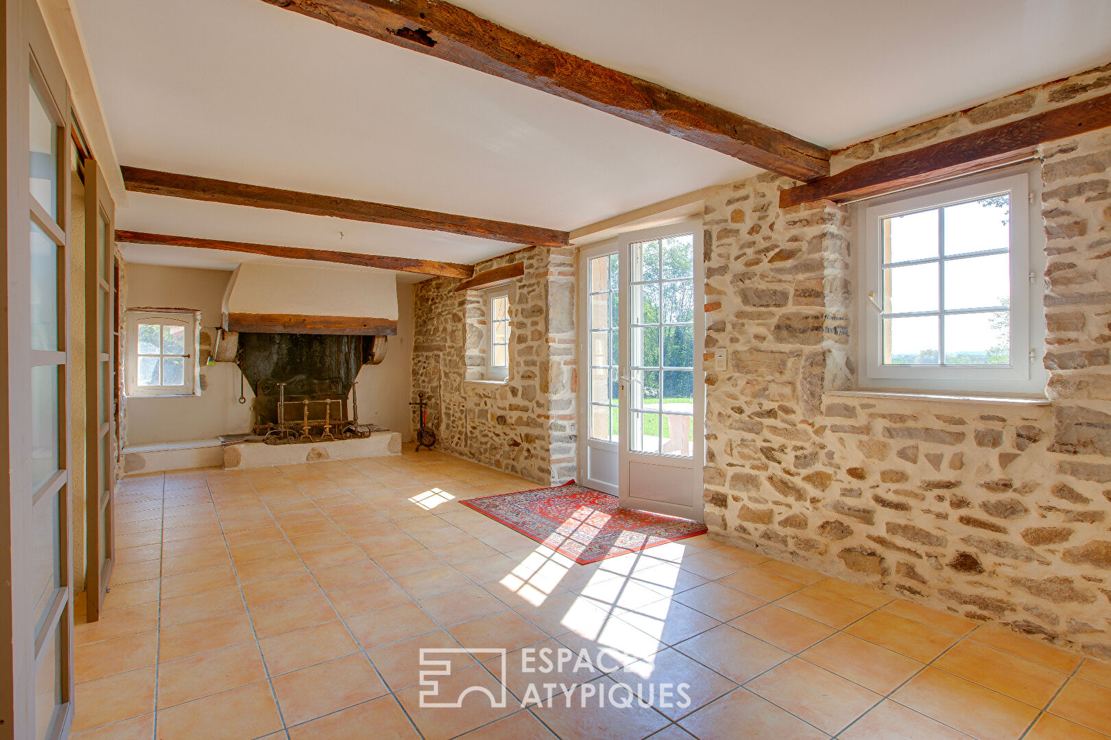 Landes house in a preserved setting with a view of the Pyrenees