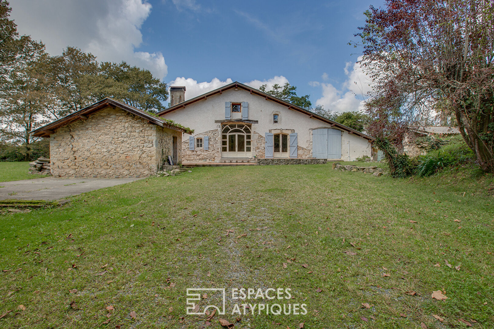 Landes house in a preserved setting with a view of the Pyrenees