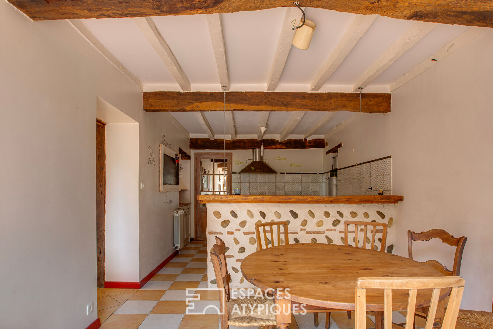 Landes house in a preserved setting with a view of the Pyrenees