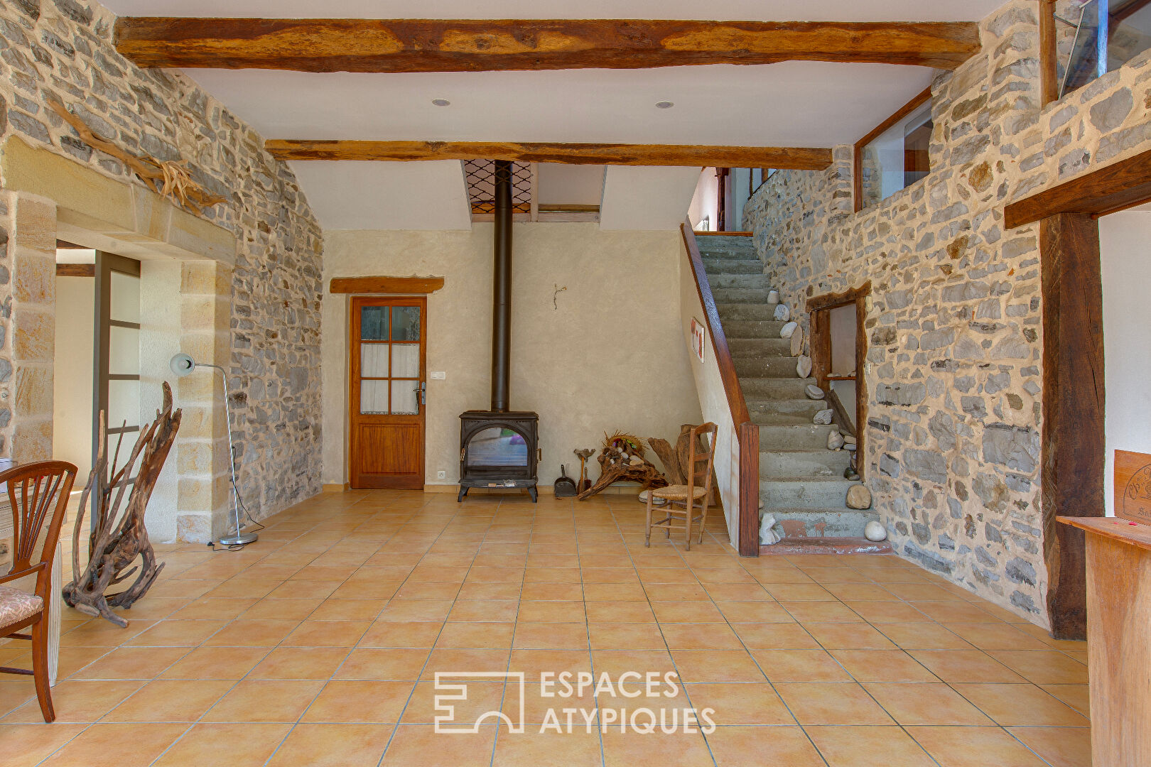 Landes house in a preserved setting with a view of the Pyrenees