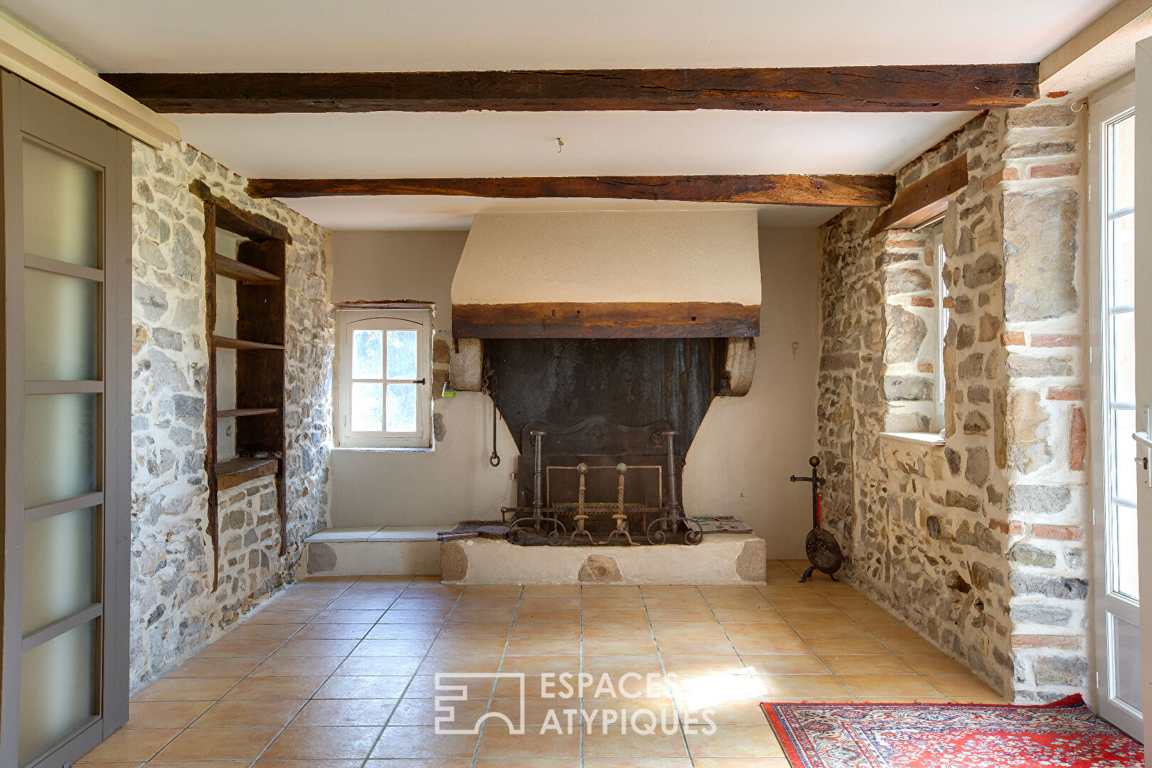 Landes house in a preserved setting with a view of the Pyrenees