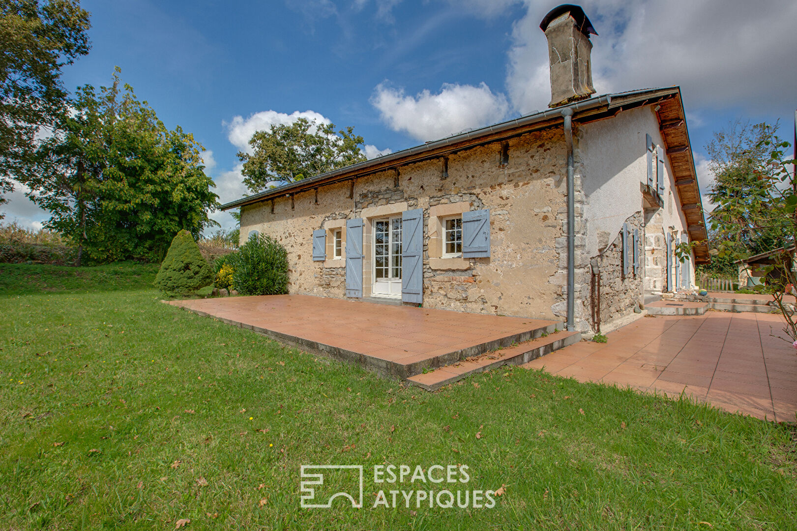 Landes house in a preserved setting with a view of the Pyrenees