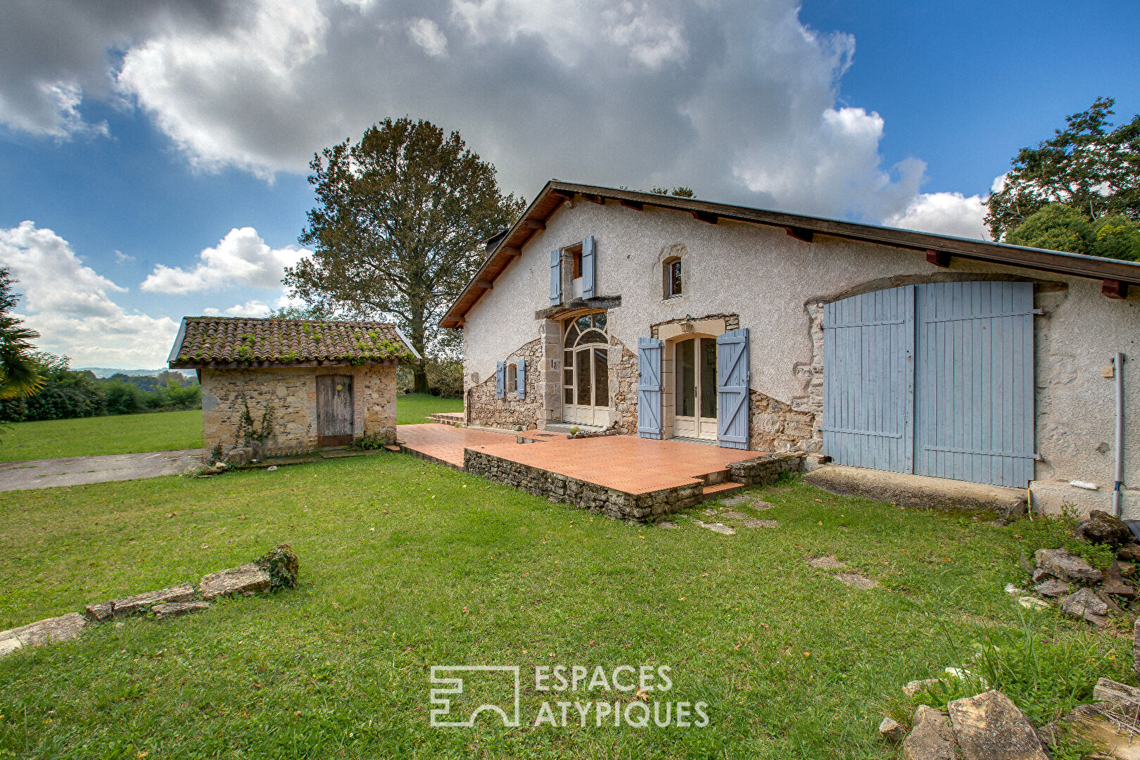 Landes house in a preserved setting with a view of the Pyrenees