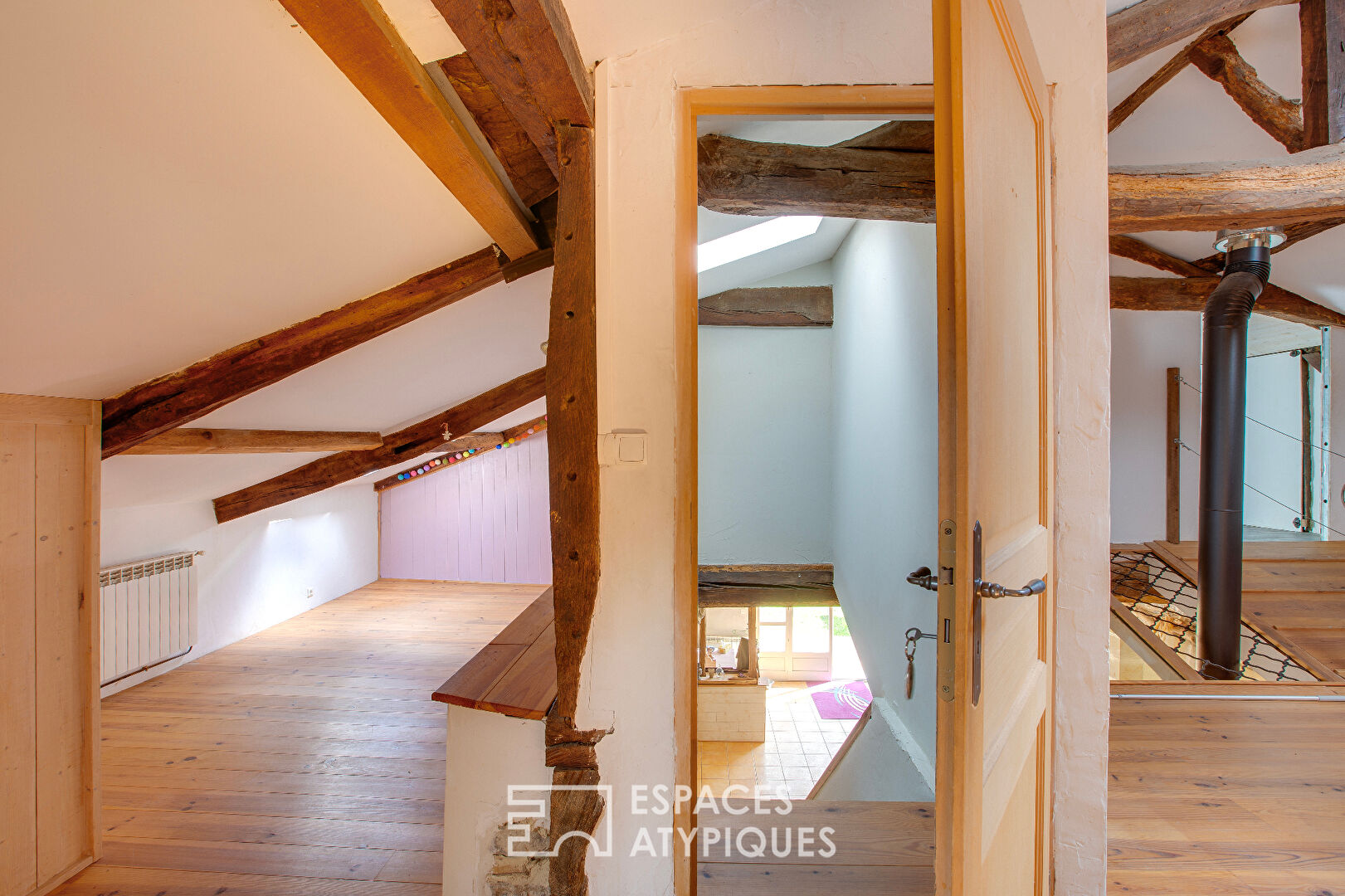 Landes house in a preserved setting with a view of the Pyrenees