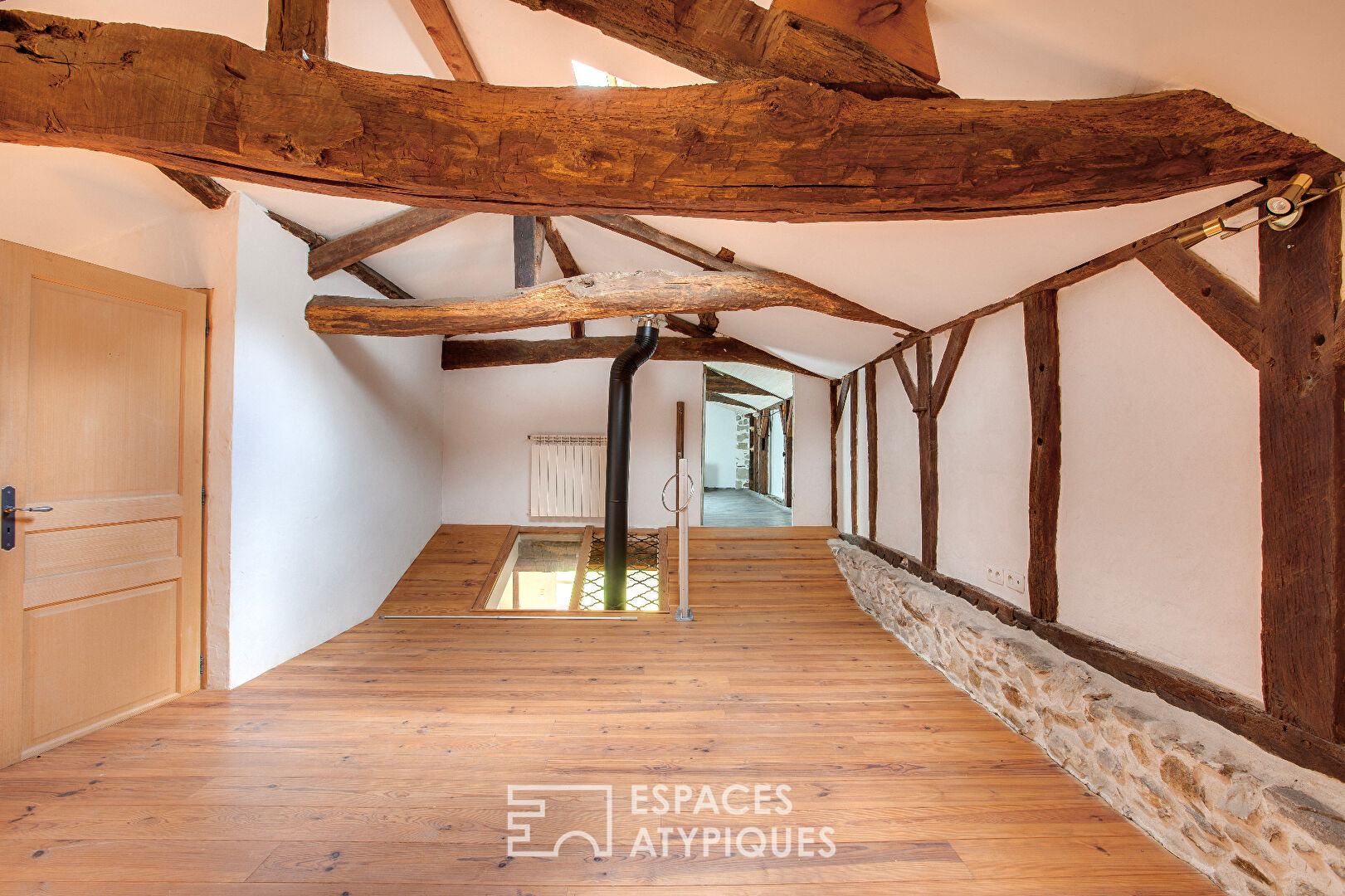 Landes house in a preserved setting with a view of the Pyrenees