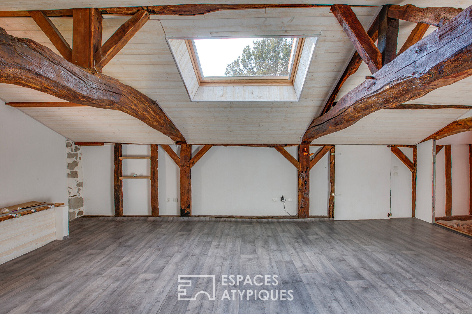 Landes house in a preserved setting with a view of the Pyrenees