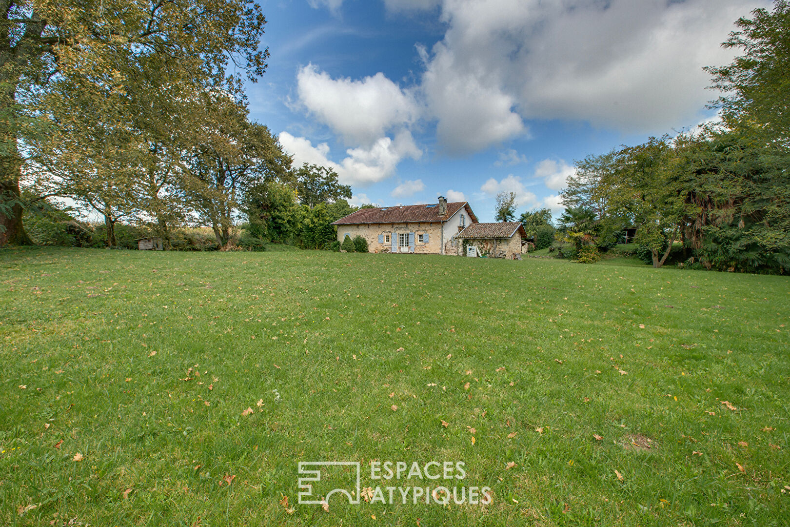 Landes house in a preserved setting with a view of the Pyrenees