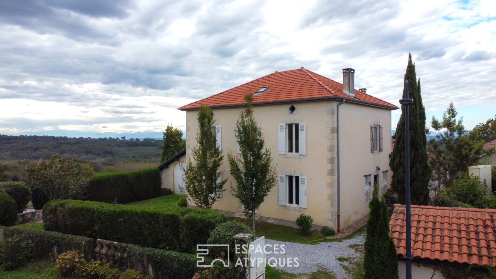 Propriété avec maison de Maître et sa vue sur la chaîne des Pyrénées