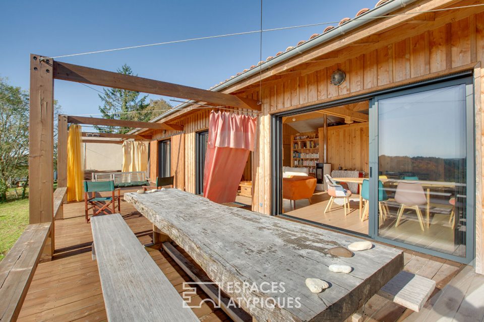 Maison de campagne en bois vue sur la chaîne des Pyrénées