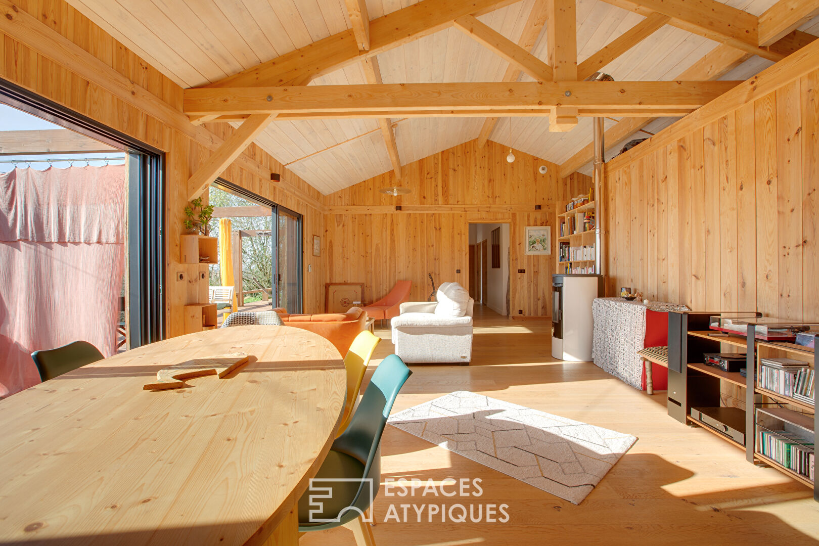 Maison de campagne en bois vue sur la chaîne des Pyrénées