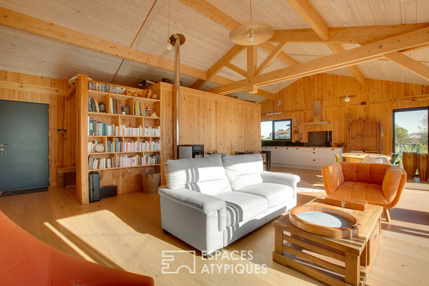 Maison de campagne en bois vue sur la chaîne des Pyrénées