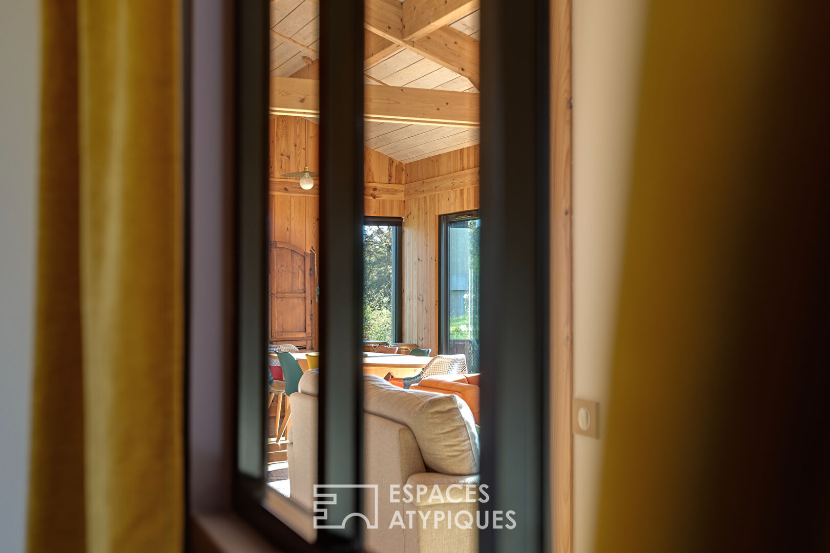 Maison de campagne en bois vue sur la chaîne des Pyrénées