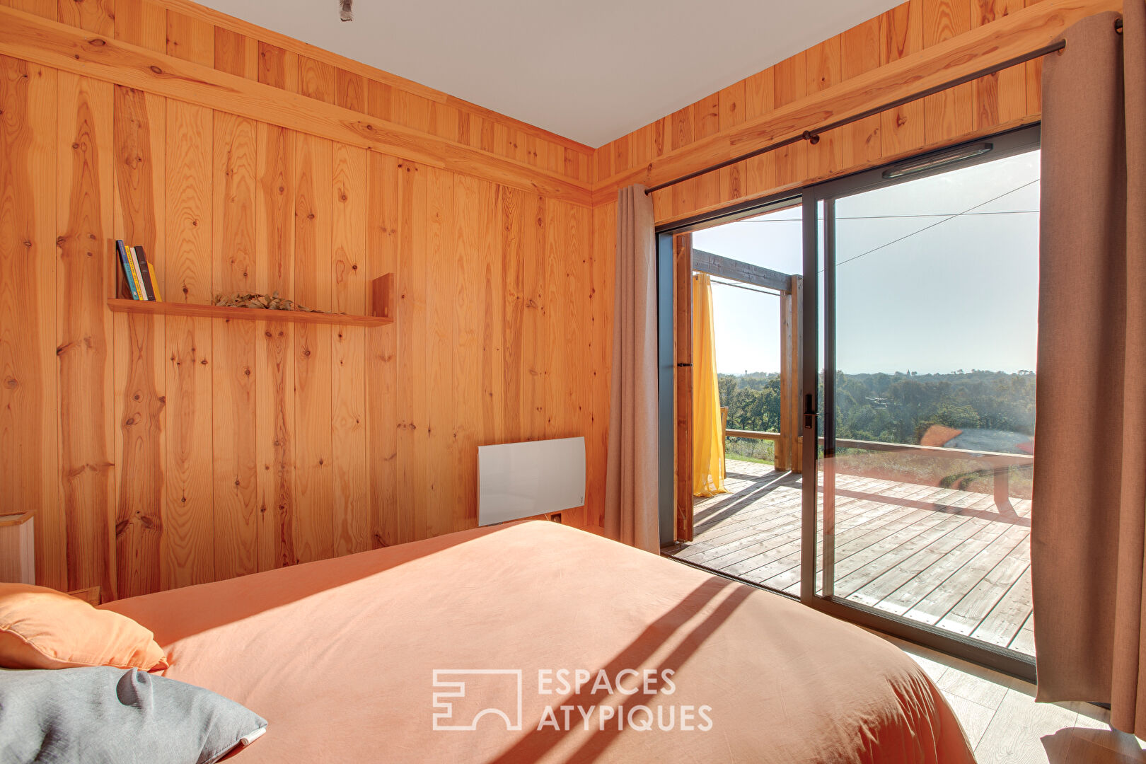 Maison de campagne en bois vue sur la chaîne des Pyrénées