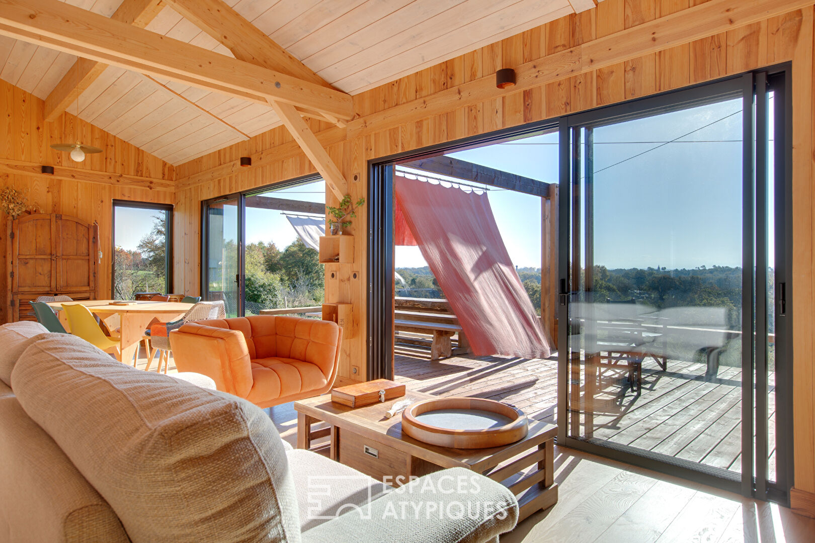 Maison de campagne en bois vue sur la chaîne des Pyrénées