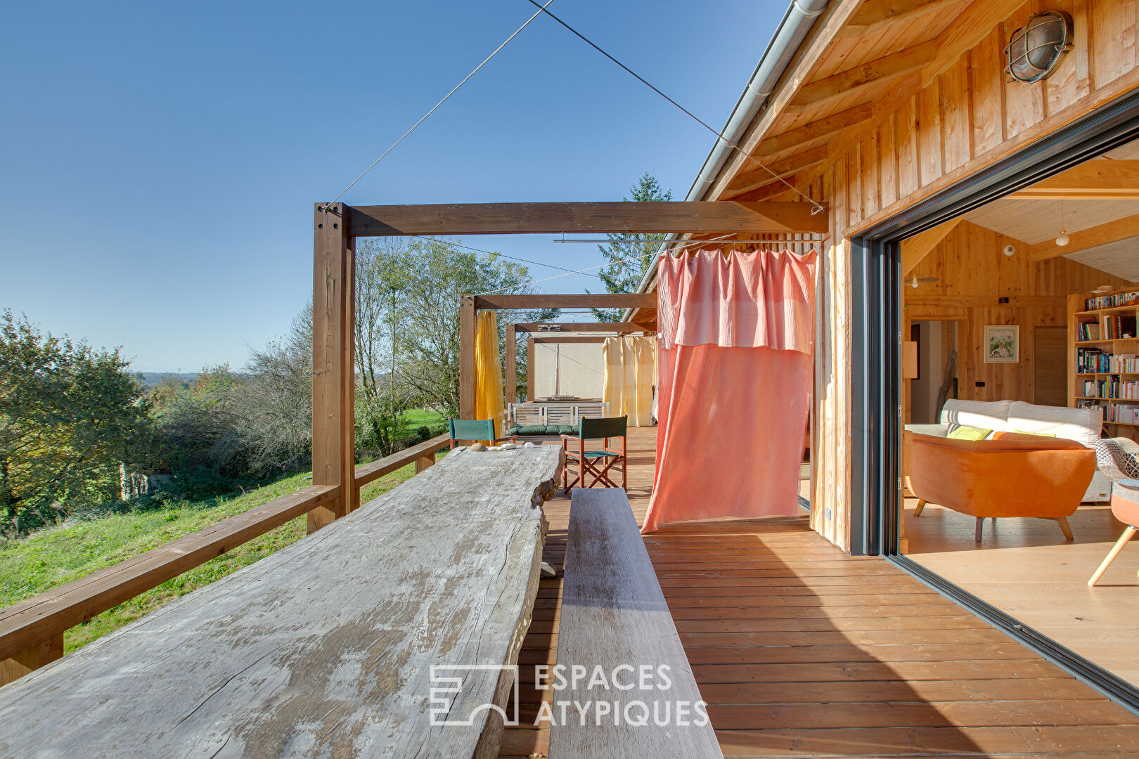 Maison de campagne en bois vue sur la chaîne des Pyrénées