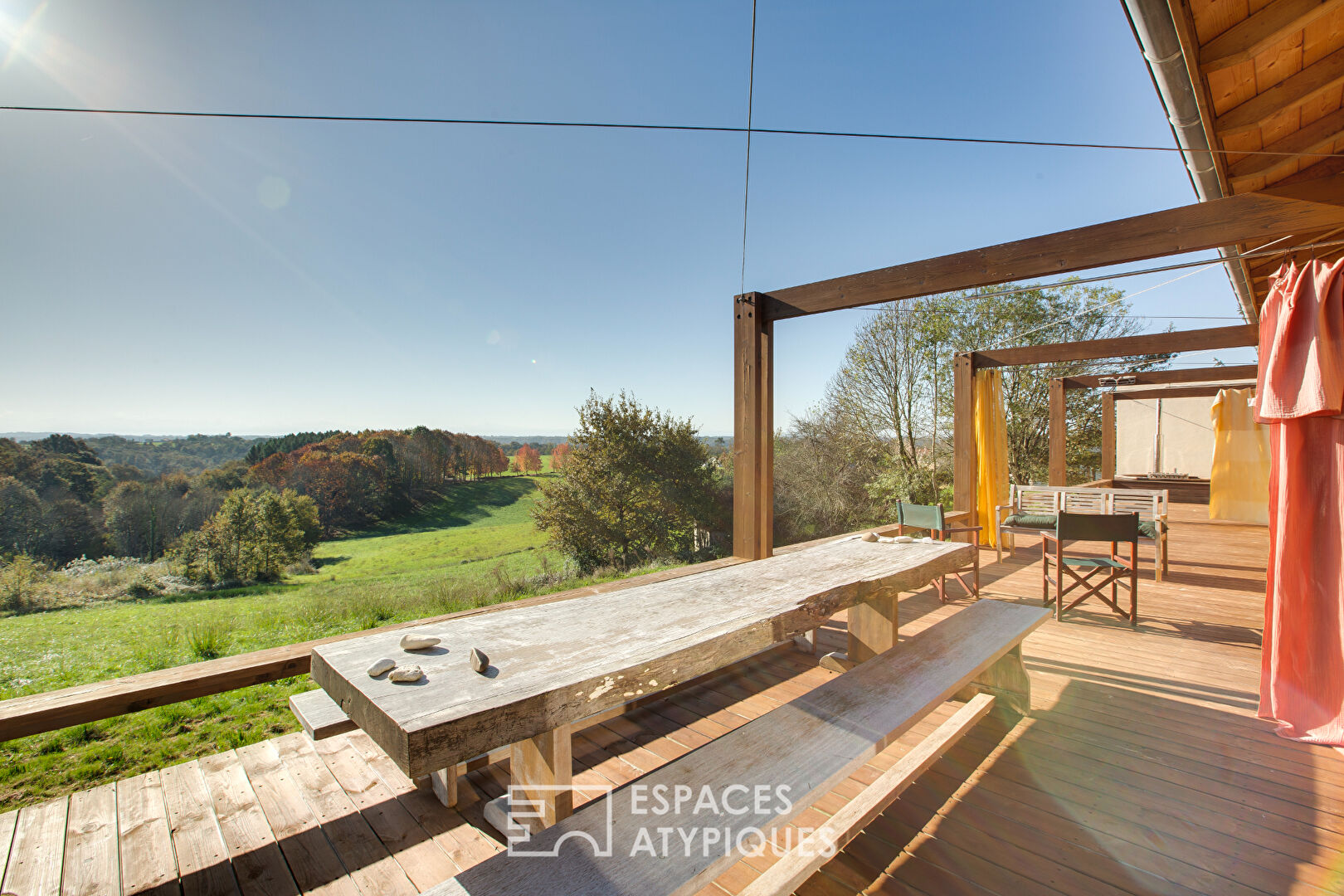 Maison de campagne en bois vue sur la chaîne des Pyrénées