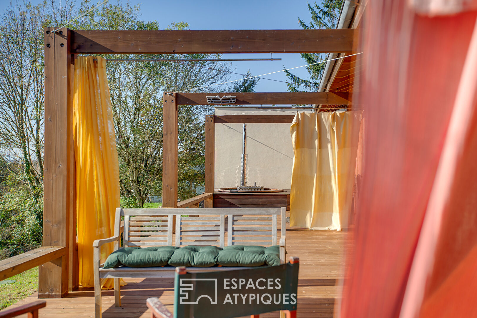 Maison de campagne en bois vue sur la chaîne des Pyrénées