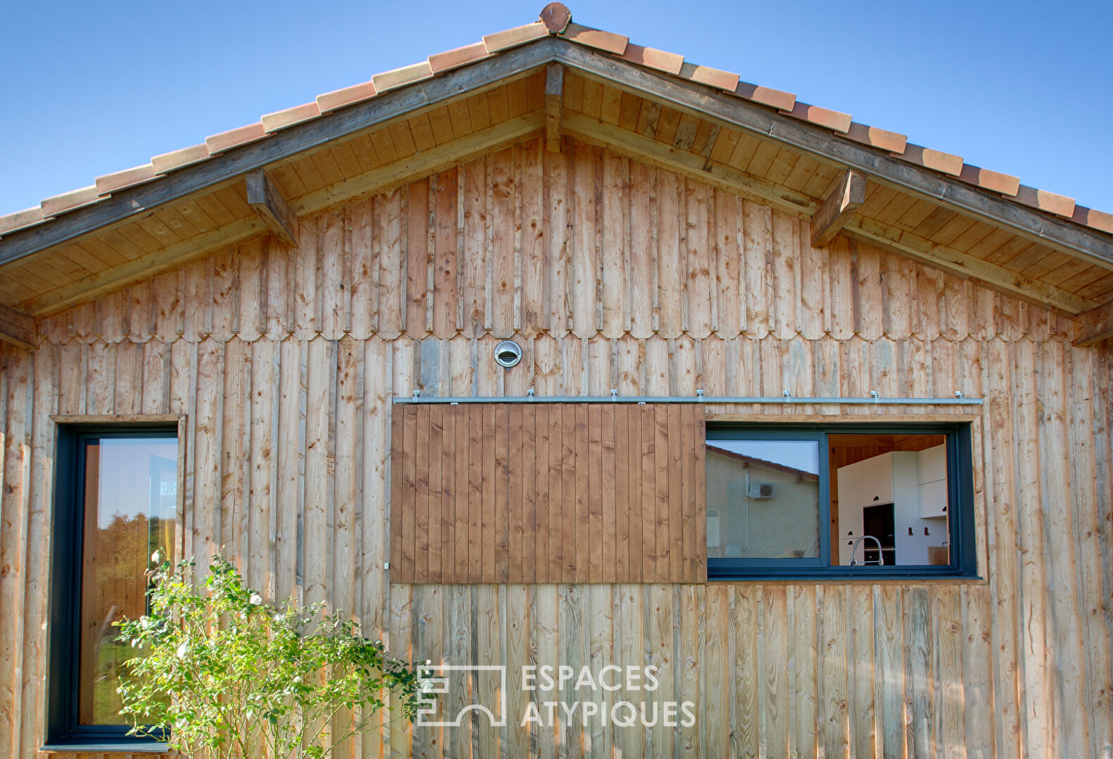 Maison de campagne en bois vue sur la chaîne des Pyrénées