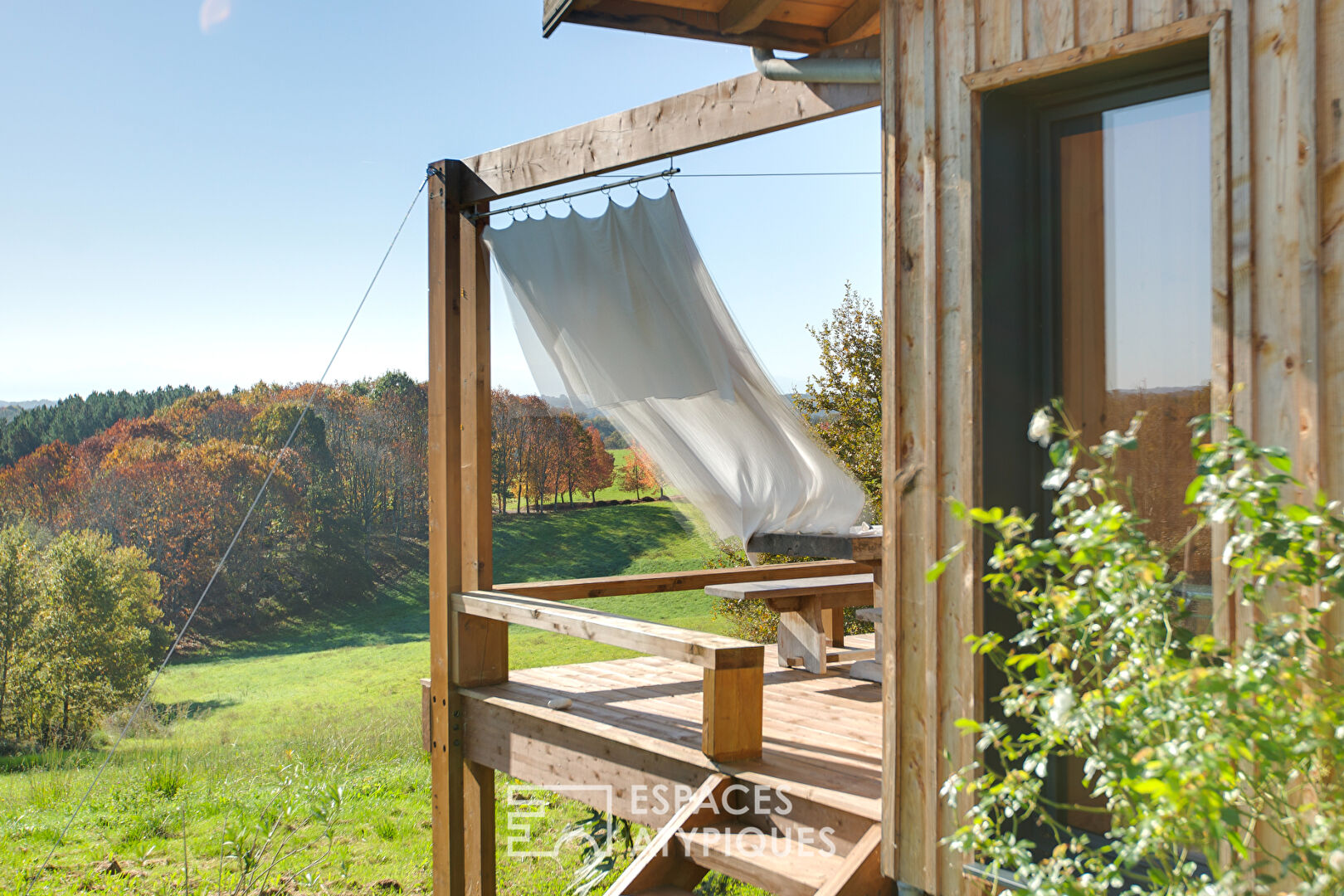 Maison de campagne en bois vue sur la chaîne des Pyrénées