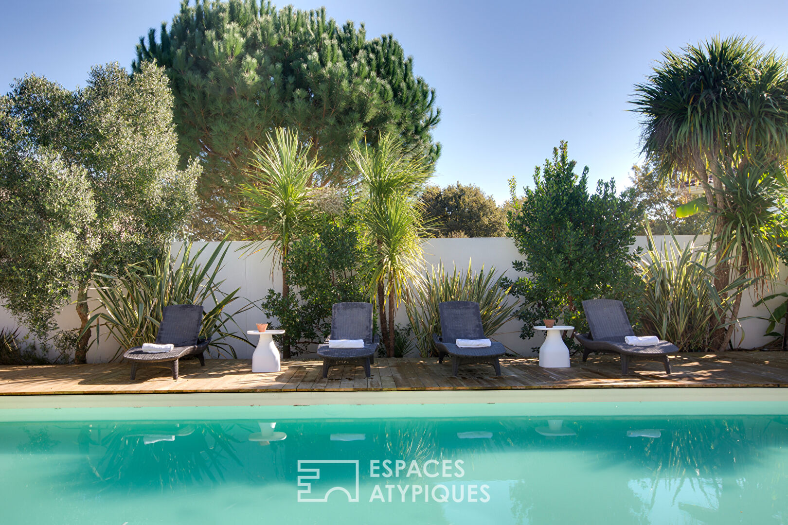 Villa inspirée des Baléares avec piscine et jardin exotique