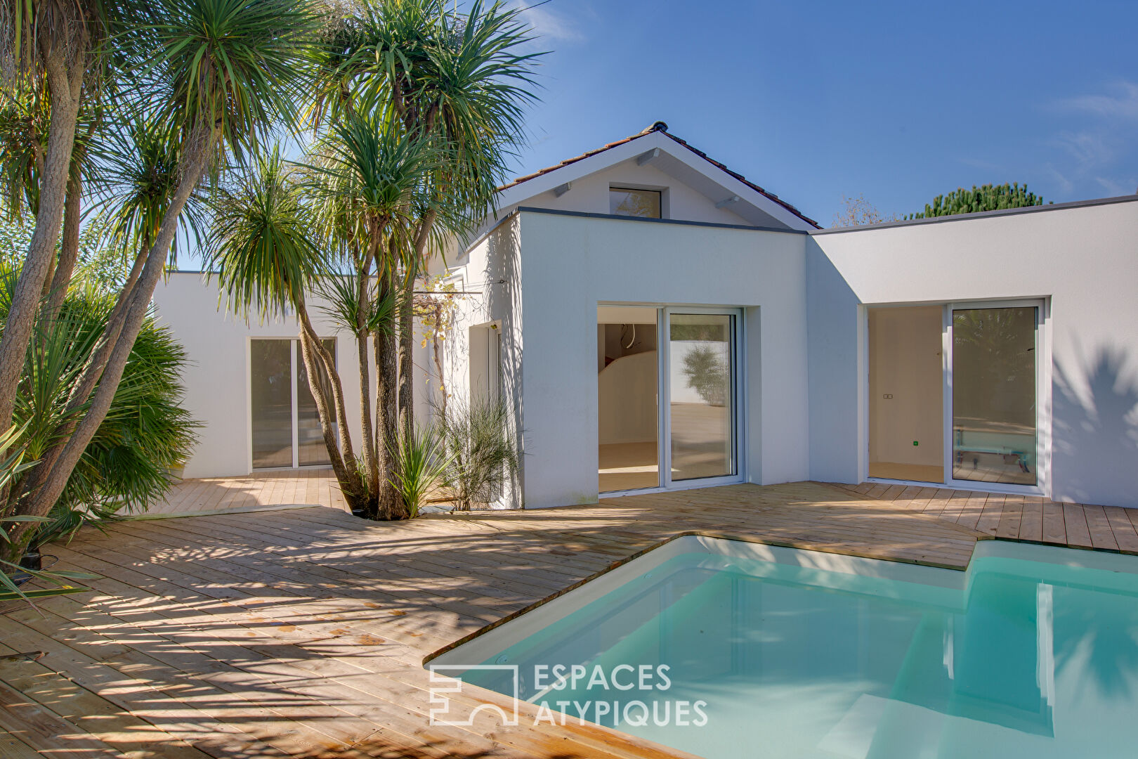 Villa inspirée des Baléares avec piscine et jardin exotique