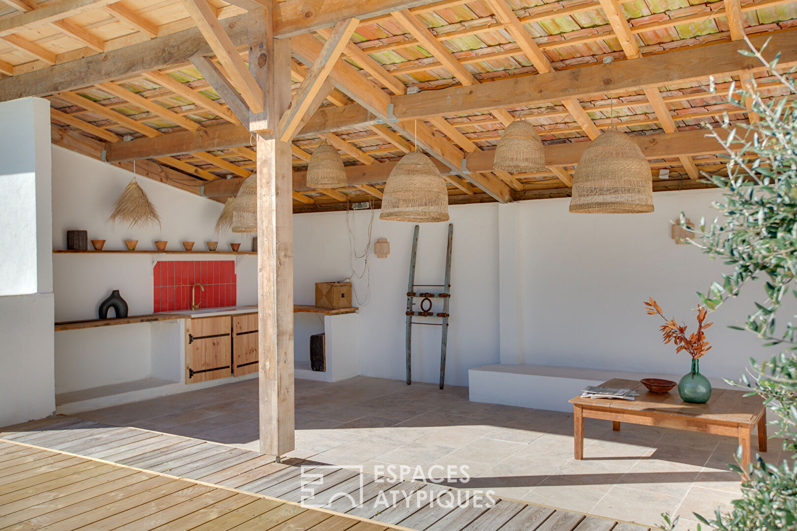 Villa inspirée des Baléares avec piscine et jardin exotique