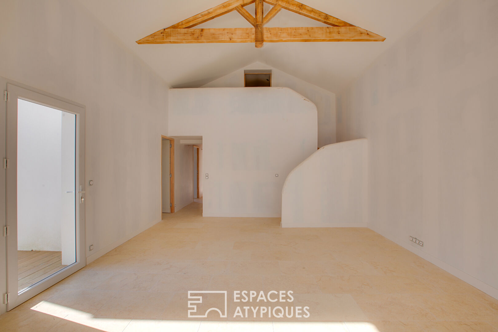 Villa inspirée des Baléares avec piscine et jardin exotique