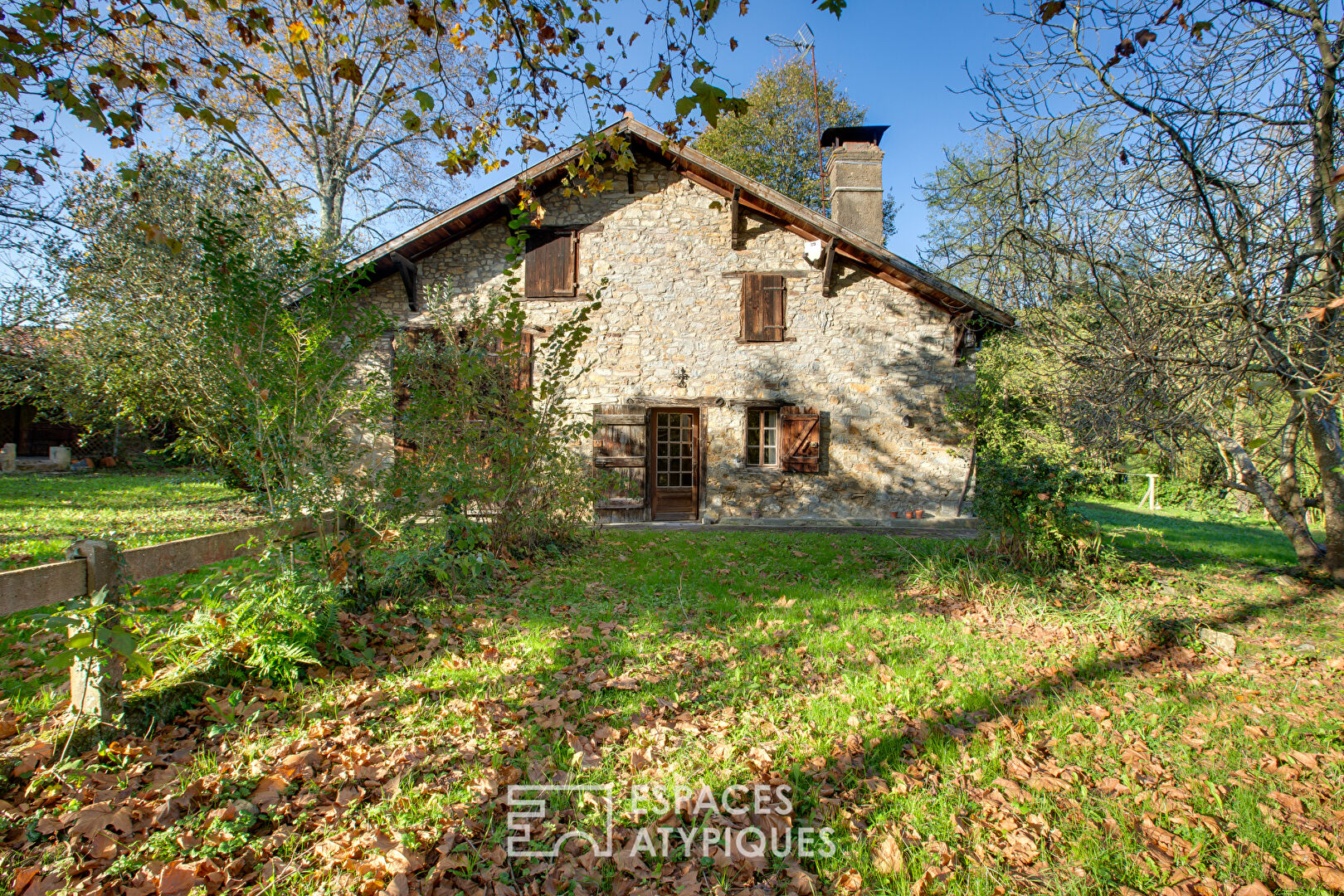 To rehabilitate, stone country house with swimming pool