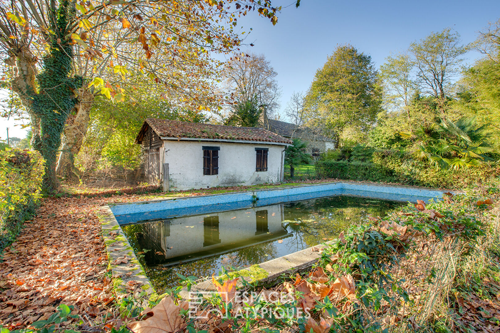 To rehabilitate, stone country house with swimming pool