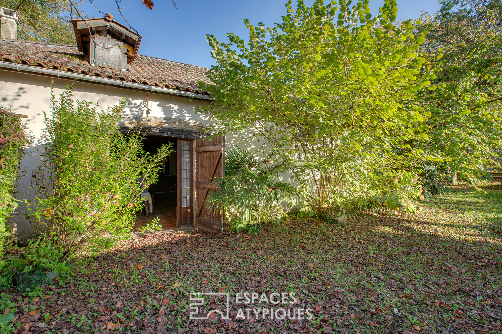 To rehabilitate, stone country house with swimming pool