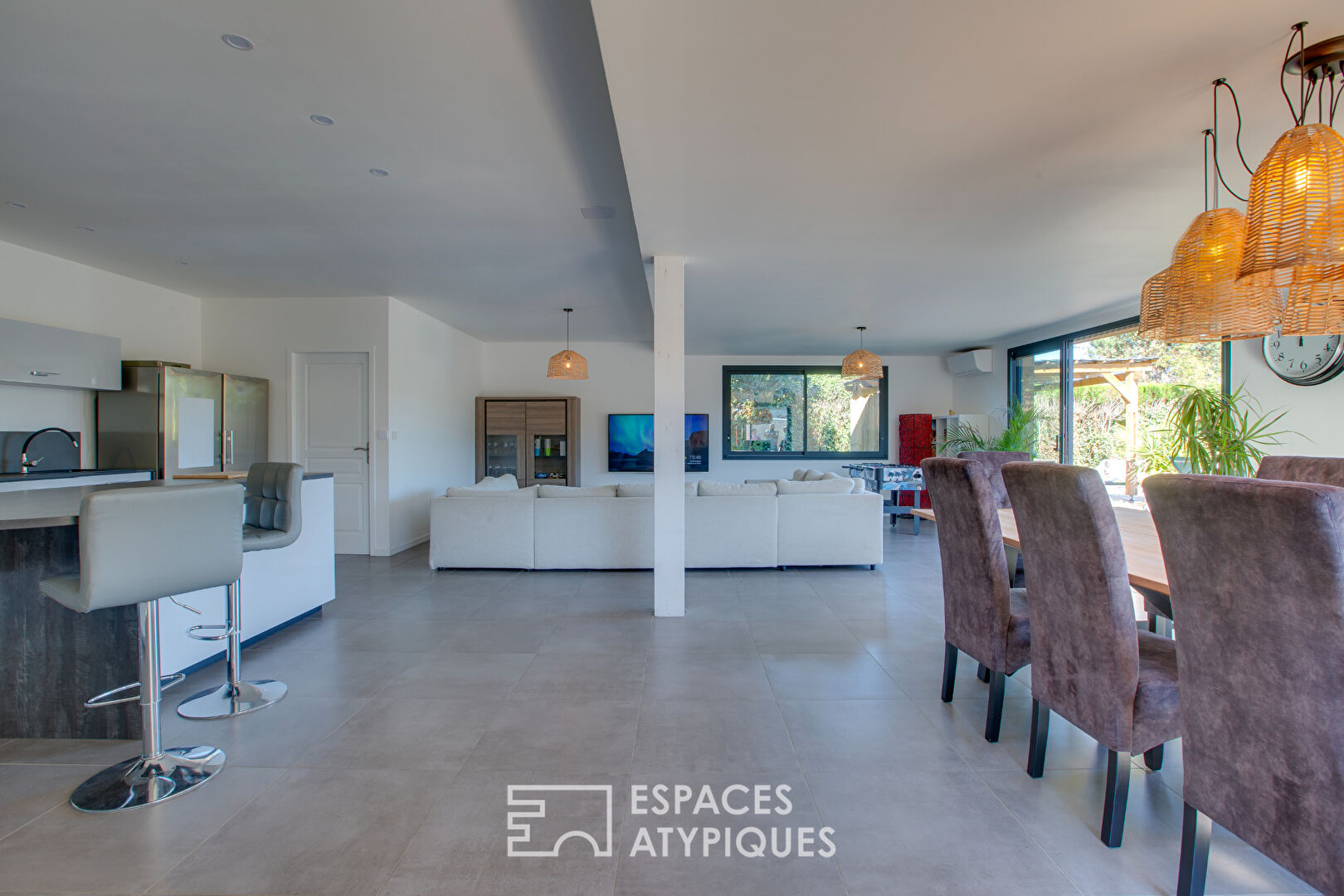 Villa contemporaine et sa piscine aux multiples projets