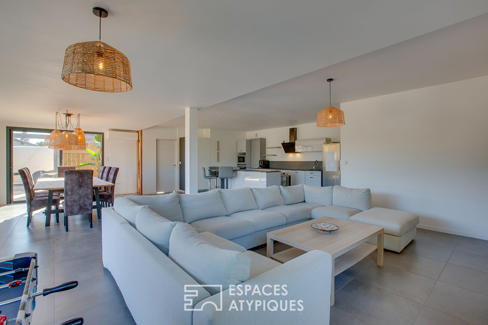 Villa contemporaine et sa piscine aux multiples projets