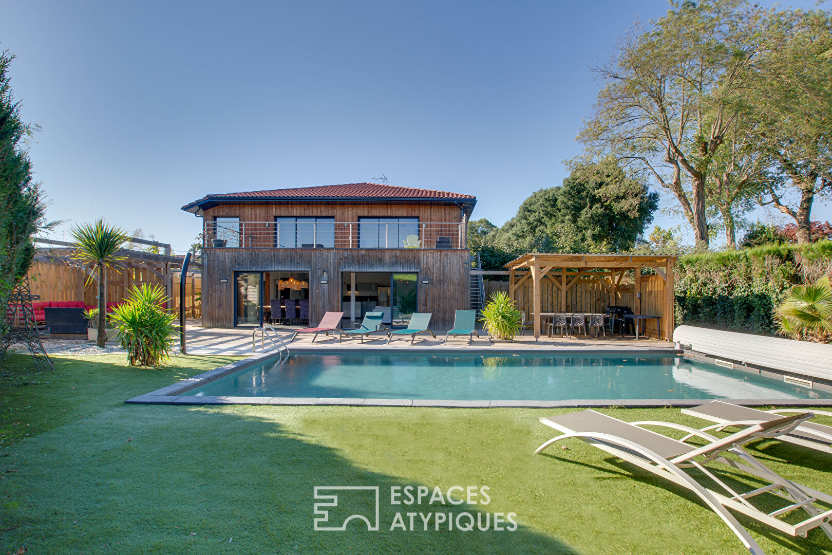 Villa contemporaine et sa piscine aux multiples projets