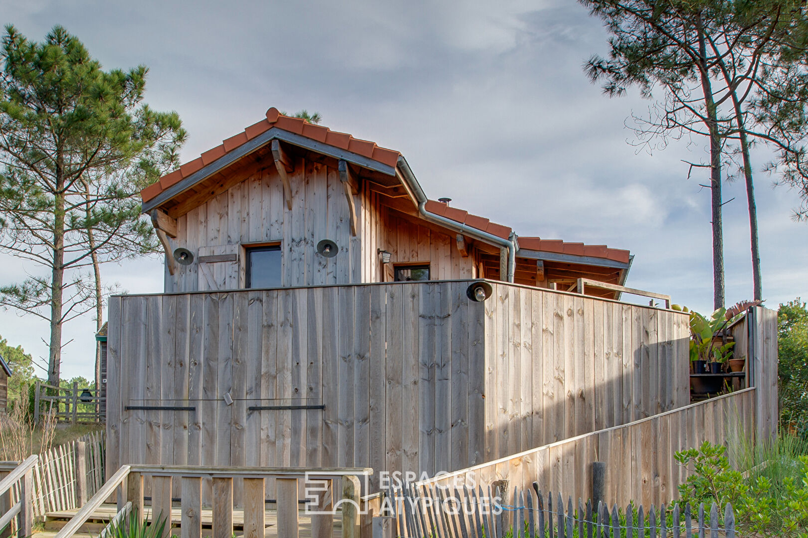 Modern chalet at the foot of the dune